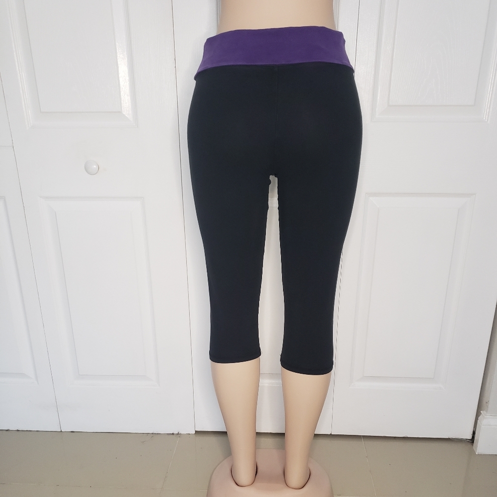 SOLD VS Pink Yoga Capri Leggings - Picture 4 of 8